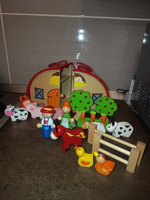 Ферма з дерев'яними фігурками