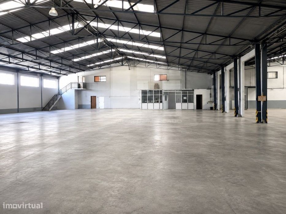 Armazém Industrial - Zona Industrial Em Torres Novas