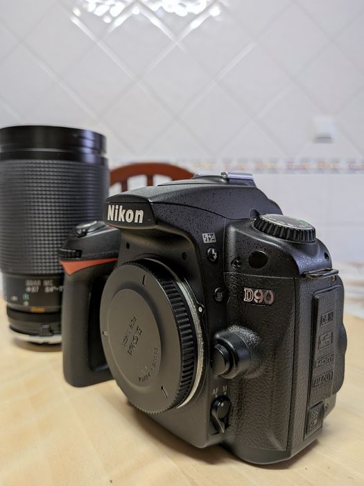 Nikon D90 + Lente + Acessórios (para peças ou reparação)