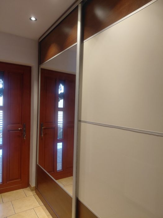 Duża szafa do przedpokóju z lustrem