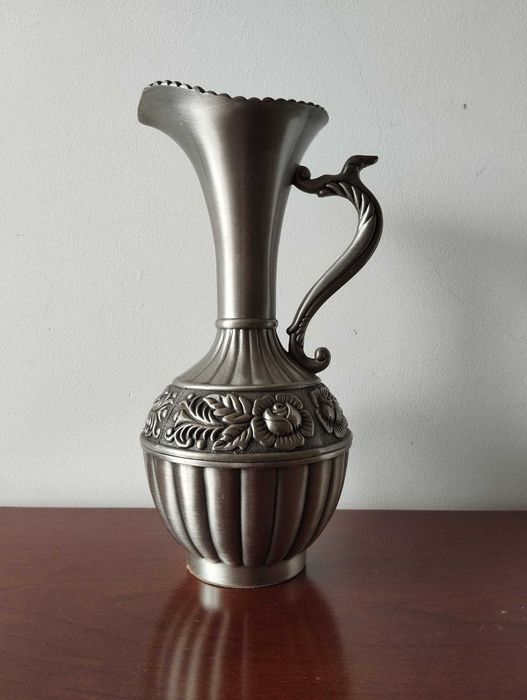 Jarro Ornamentado em Estanho
