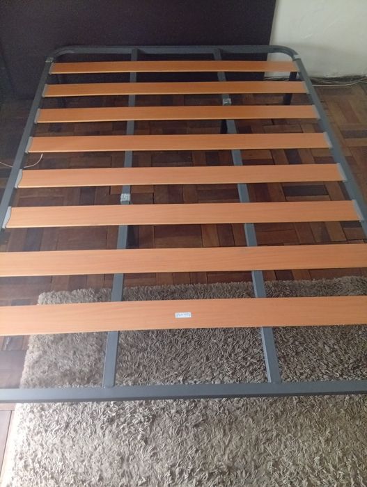 Estrado com pernas 140*190 em muito bom estado. A levantar pelo comprador .
