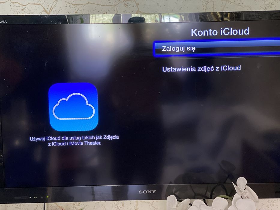 Apple TV  z pilotem i kablami