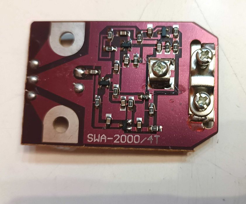 Plytka anteny szerokopasmowej