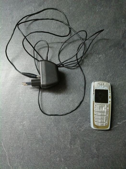 Nokia 3120 z ładowarką.