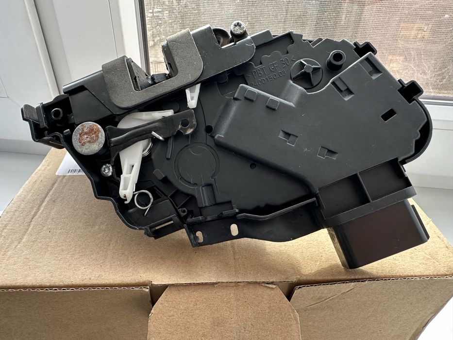 Land Rover LR091524 замок двери передней  правый под ремонт