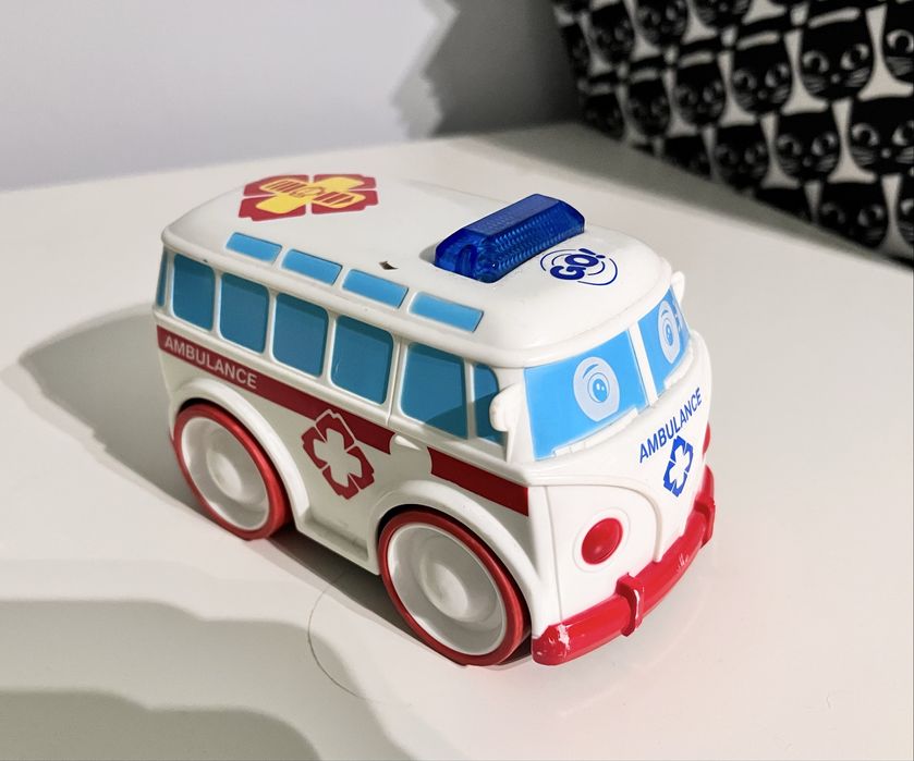 Zabawka karetka ambulans. Dźwięki, napęd