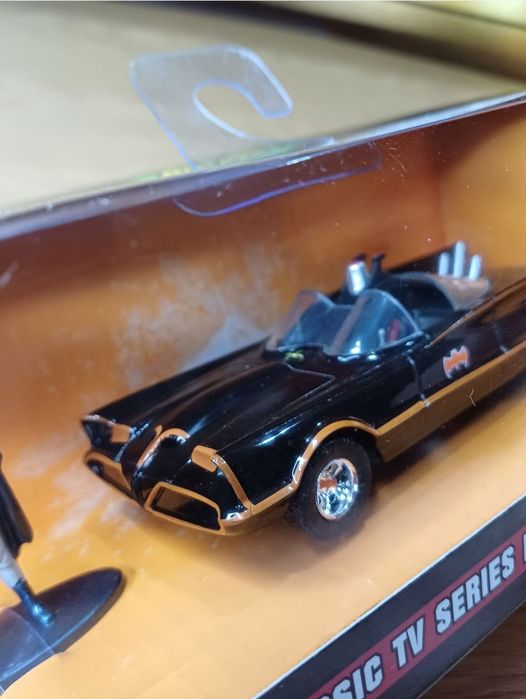 Jada 1:32 Batmobile Classic TV Series długość 13 cm + figurka