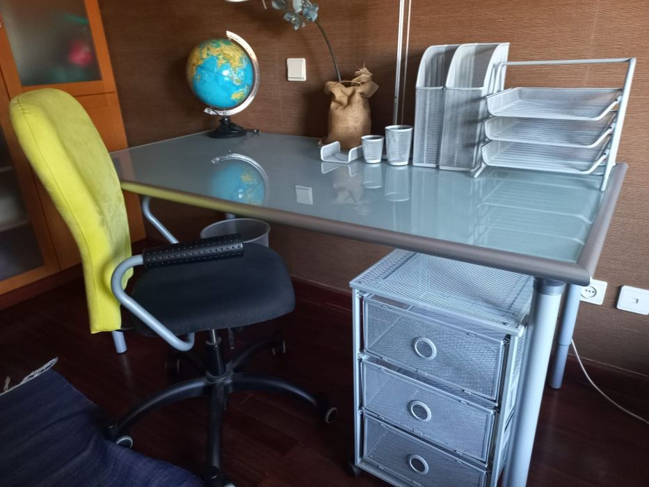 Secretária com tampo de vidro, bloco de gavetas e Cadeira Ikea