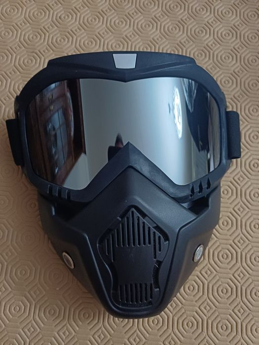 Óculos e máscara motard