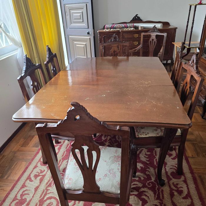 Mobília de sala de jantar antiga em madeira maciça
