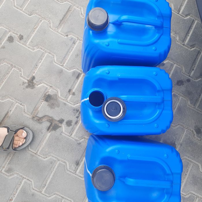 Продам пластиковые канистры под бензин или саляру