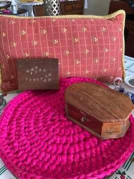 artigos decorativos jarro almofada estatua e porta retratos madeira