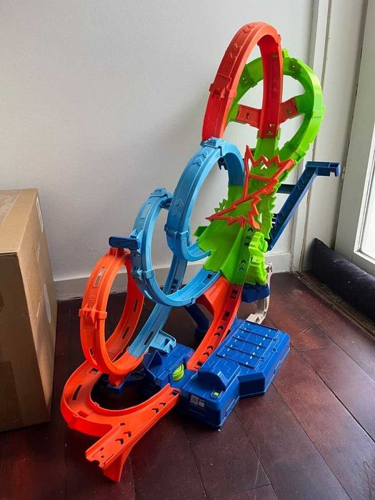 Pista Hot Wheels Action 4 Crash Looping – com booster motorizado