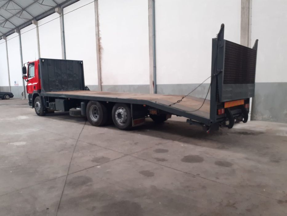 Camiao porta máquinas 26 ton