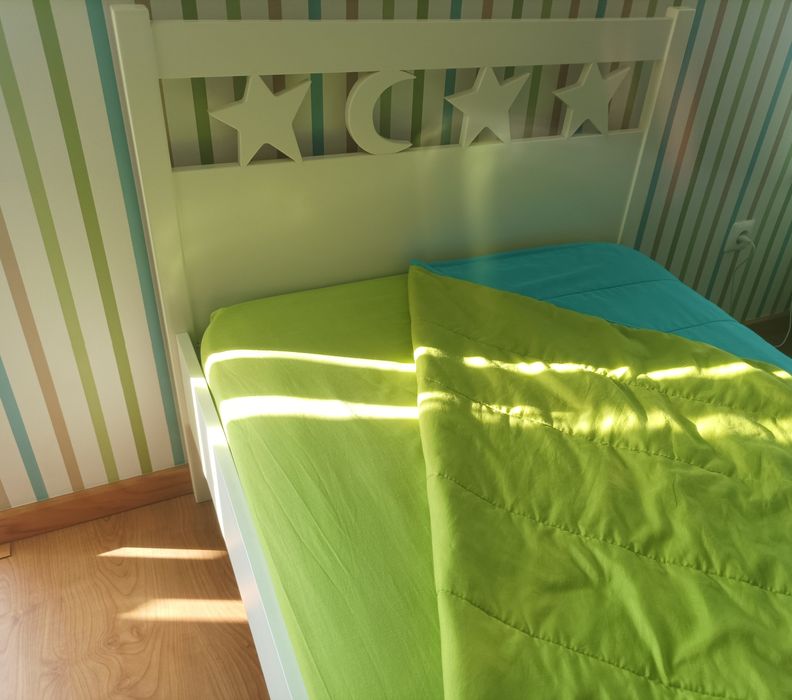 Cama branca de madeira (solteiro) com estrelas + Colchão