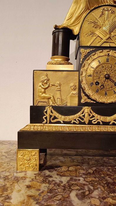 Piękny duży zegar kominkowy Empire. Początek XIX wieku. Polecam.