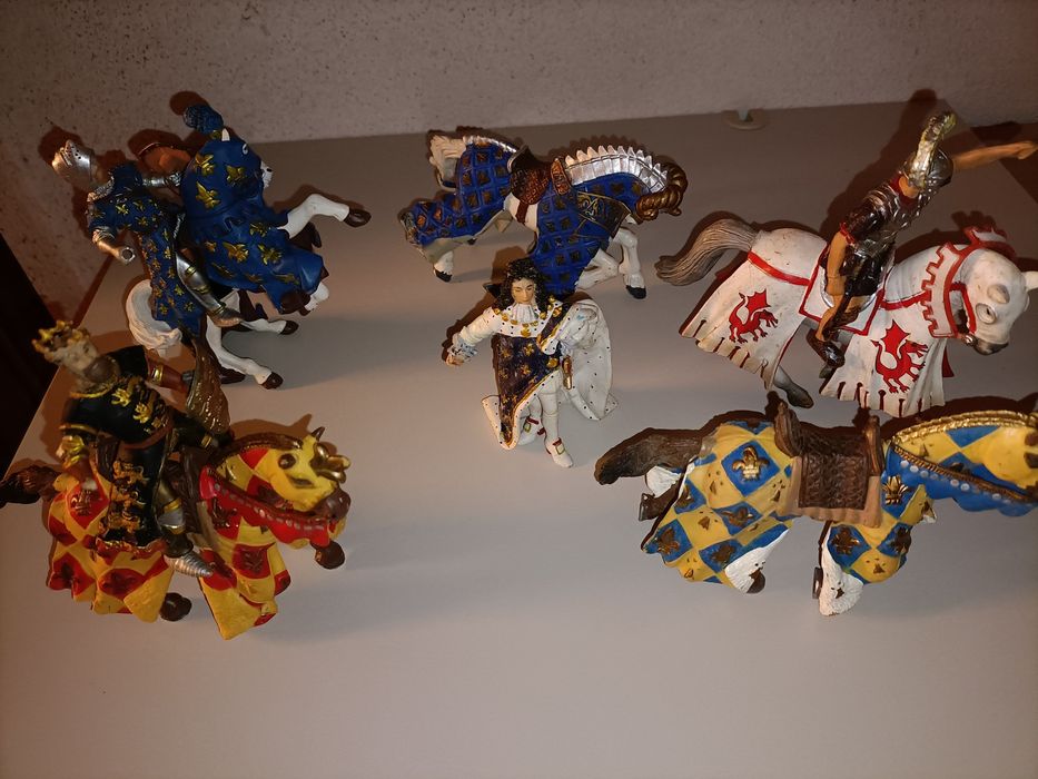5 Bonecos de cavalos, guerreiro, rei e soldado romano, etc