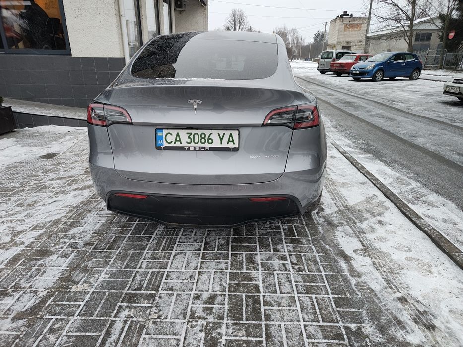 Tesla model y 2025 року, dual motor  long range 7 місць