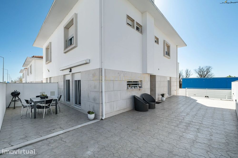 Excelente moradia- Évora, 3 Amplos  Quartos, Incluindo Suíte e Closet.