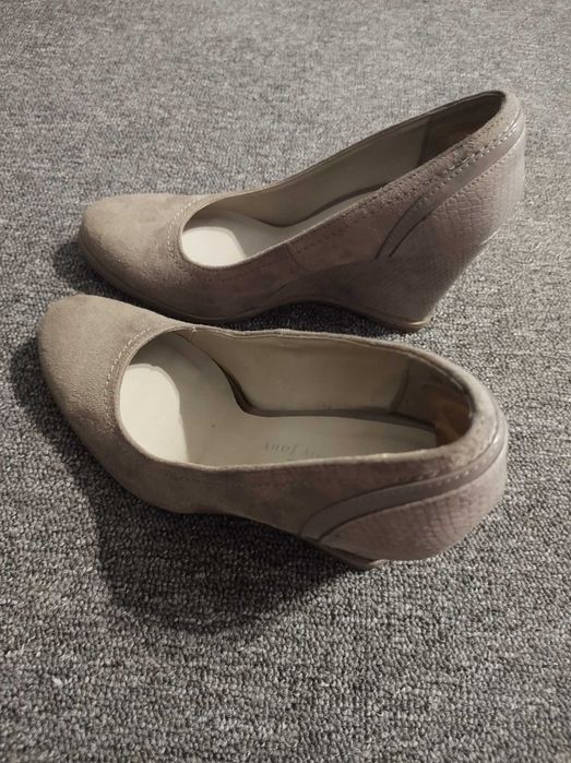 Buty damskie na koturnie