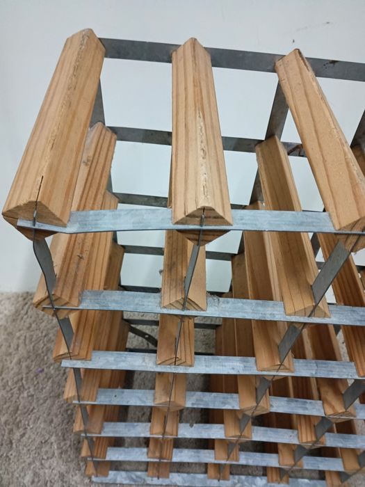 Garrafeira para 24 unidades em madeira e metal, feita artesanalmente
M