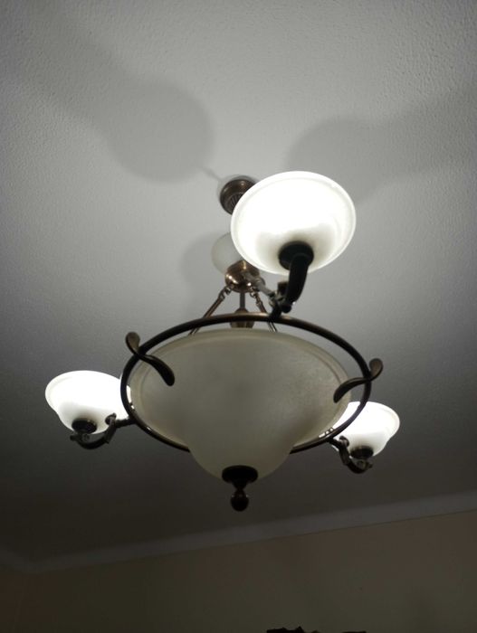 Candeeiro de teto com três braços