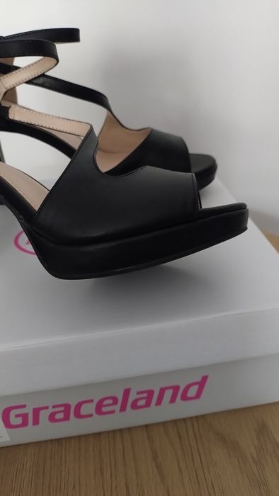 Czarne   obcasy Deichmann