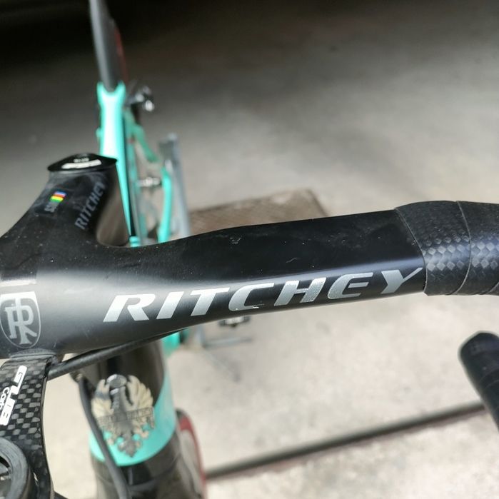 Bianchi Oltre XR3 com grupo elétrico SRAM Red