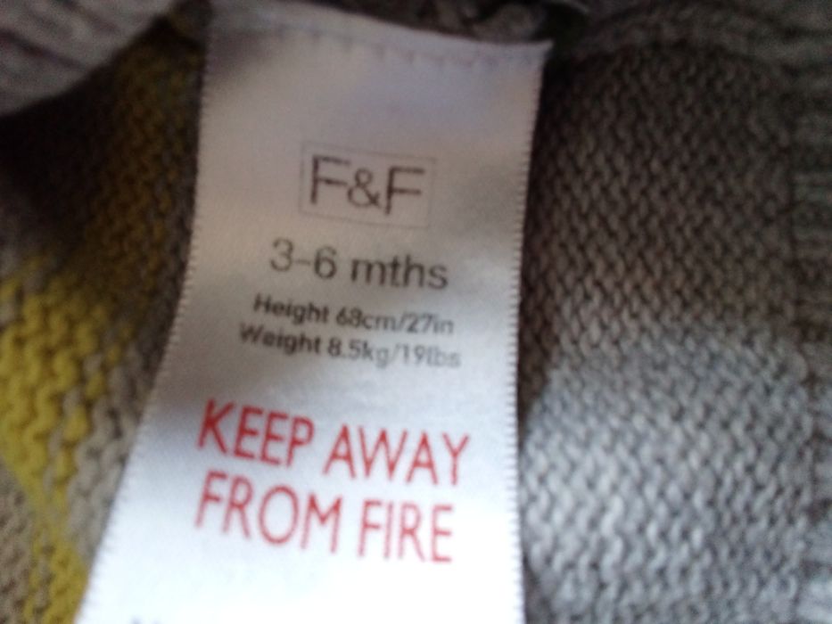 Sweter, r. 68, z kapturem.