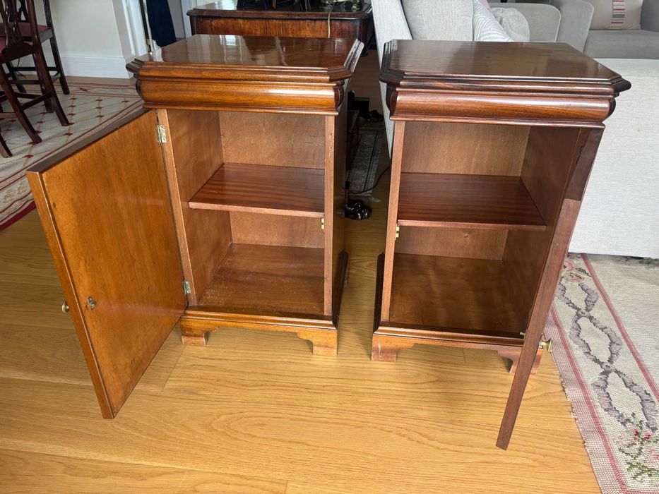 Mesas de Cabeceira Clássicas em Madeira de Cerejeira (Conjunto de 2)