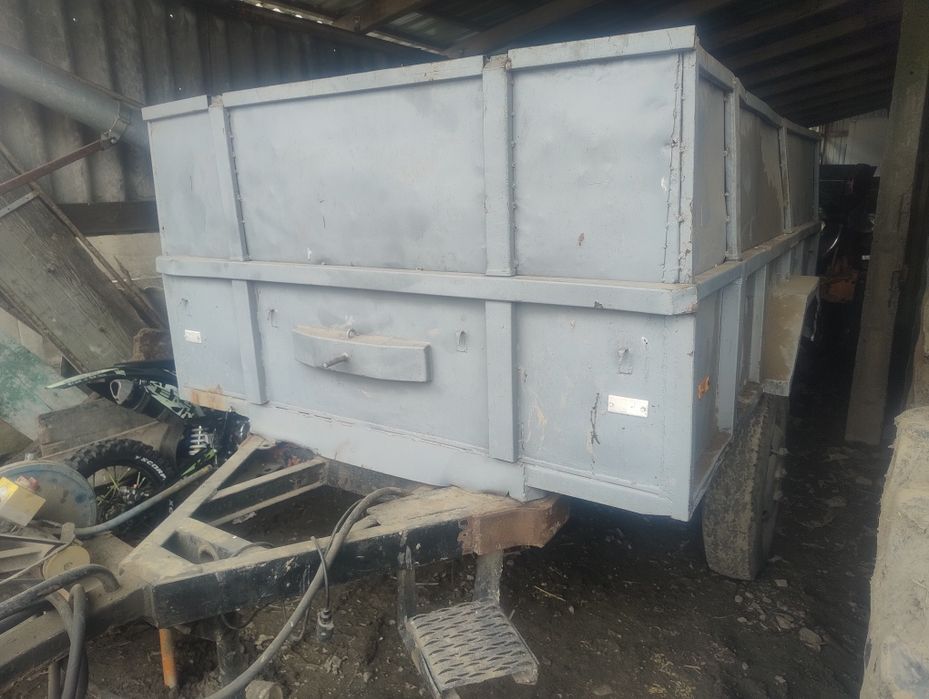 Przyczepa jednoosiowa. wywrotka