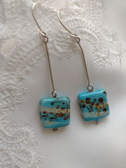 kolczyki 6cm kostka niebieska lampwork na żmijce