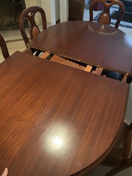 Mesa de sala com cadeiras