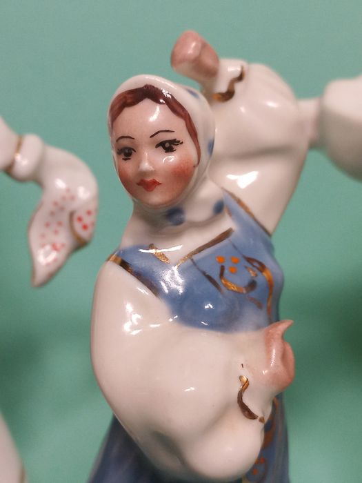 Статуэтка фарфоровая.