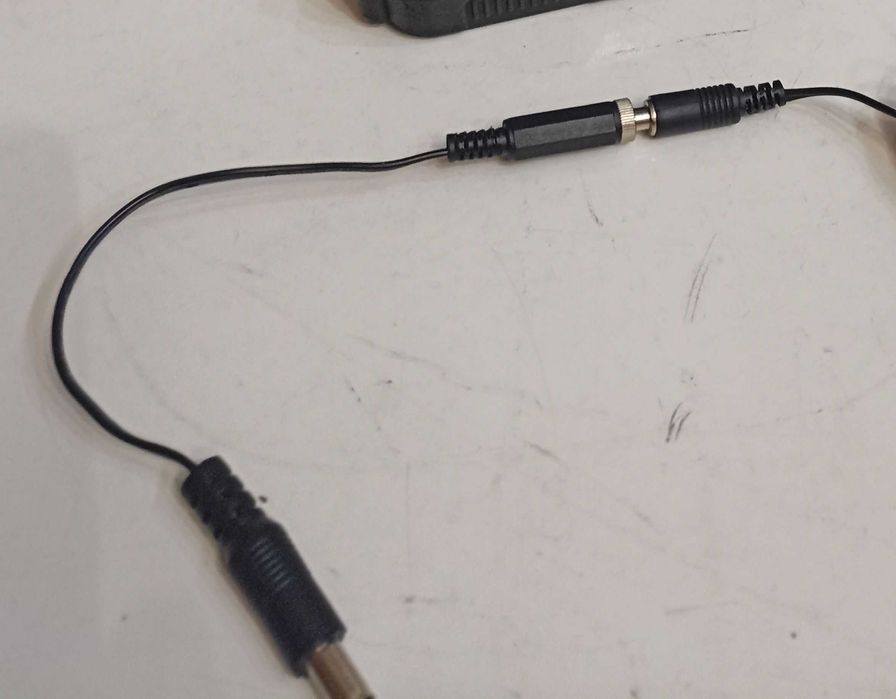 Zasilacz ( Ładowarka )  do wkrętarek  z  bat 20V Lux Tools