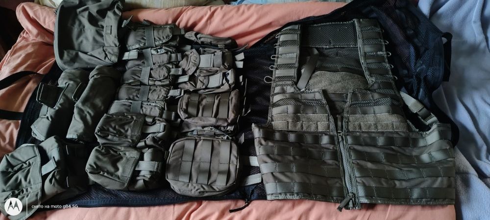 Жилет розвантажувальний+підсумки.Стан новий.