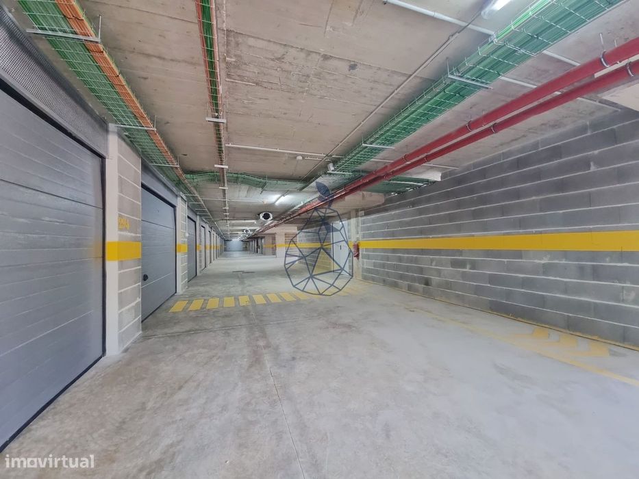Garagens Box à Venda em Portimão — de 16 m² a 28 m², entre a estação d