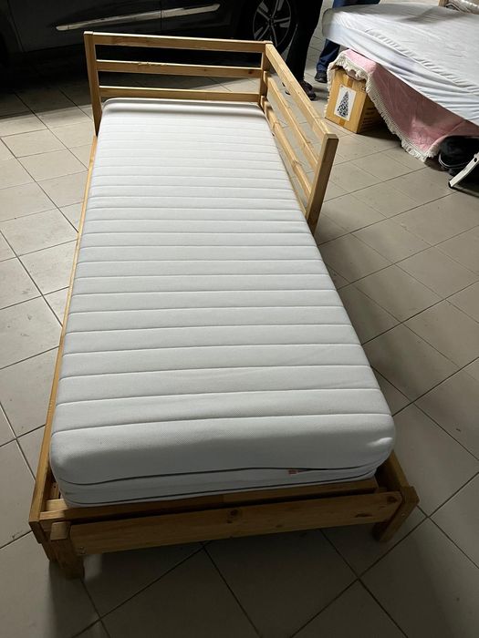 Cama dupla (2 colchões individuais) / sofá