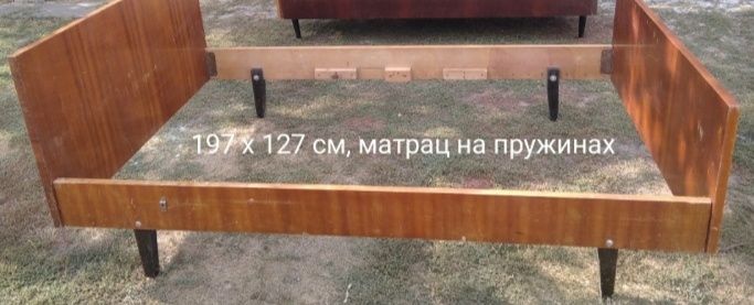 2-спальне ліжко з матрасом. Кровать.
