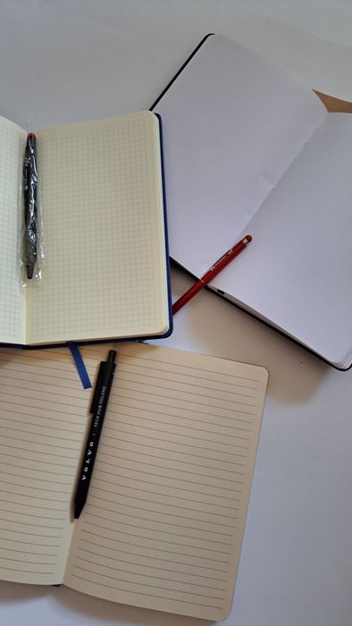 3 zeszyty notesy A5 i 3 długopisy nowe
