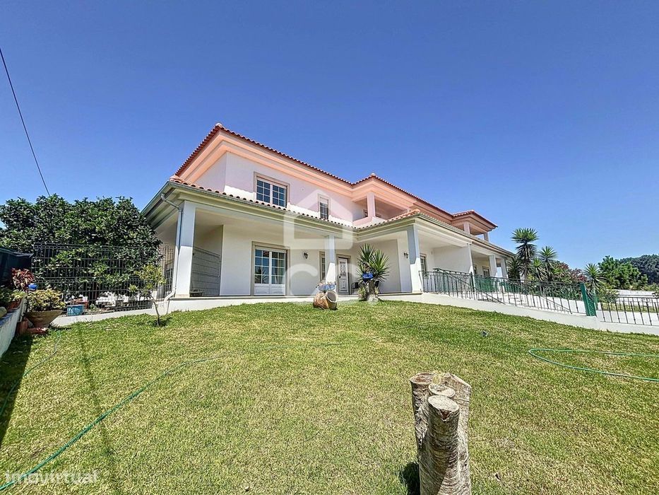 Moradia T4 com jardim, Casais da Serralheira