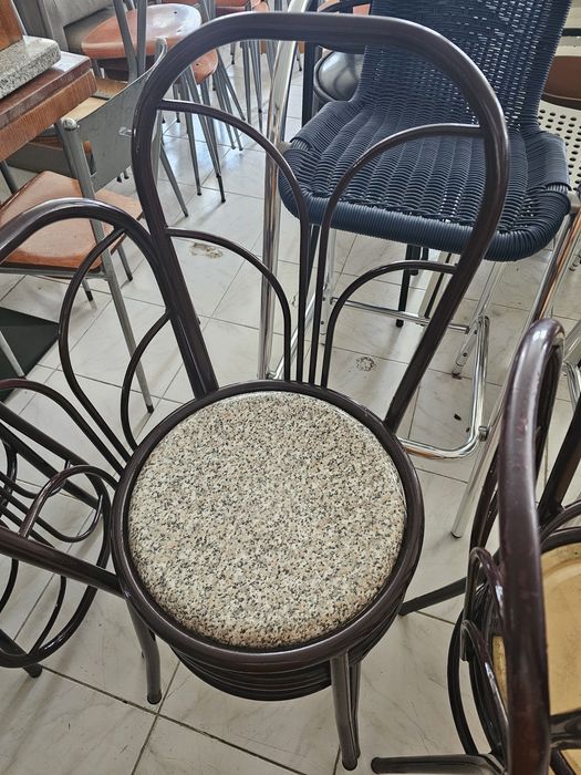 Conjunto de mesas e cadeiras