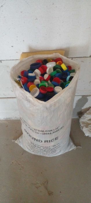 Продам крышки б.у от пластмасових бутылок. Алюминовые банки