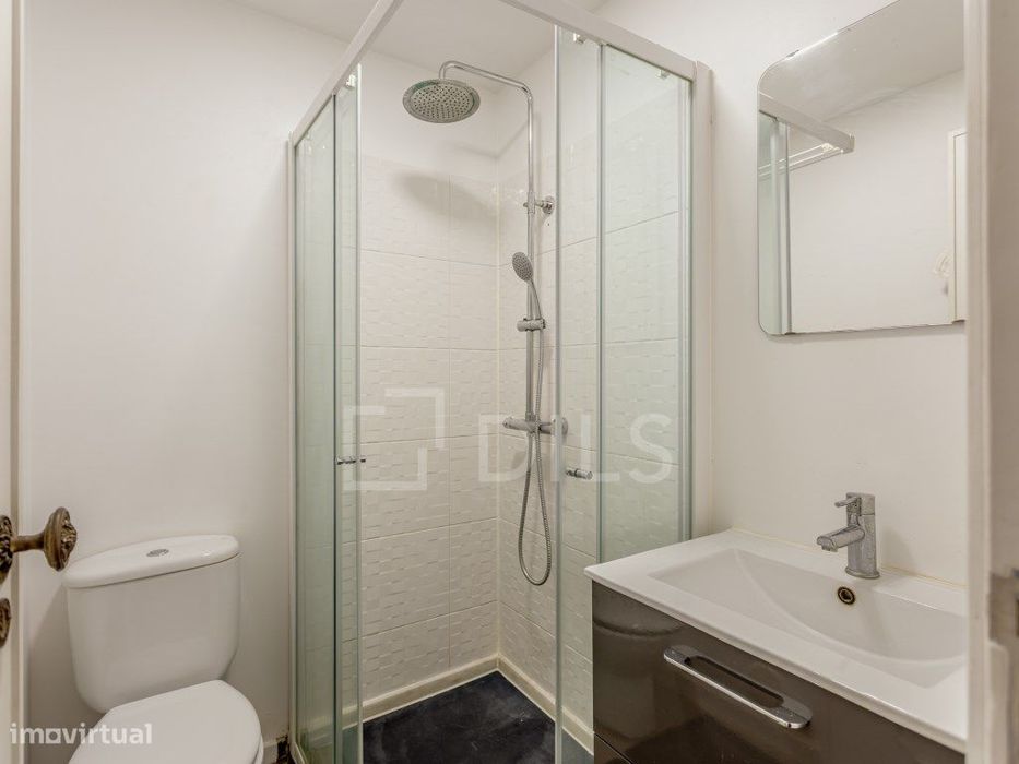 Apartamento T2 com varanda e elevador, em Oeiras.