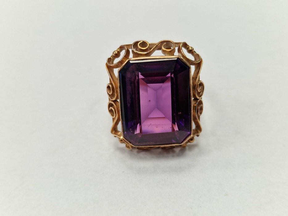 Złoty pierścionek/ 585/ 10.11 gram/ R19/ Korund/ XX wiek/ praca ręczna