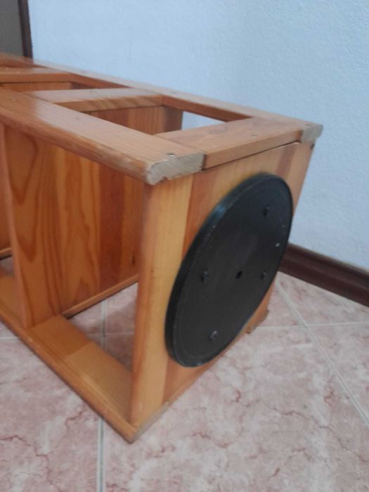 Estantes para cd/dvd em madeira/pinho