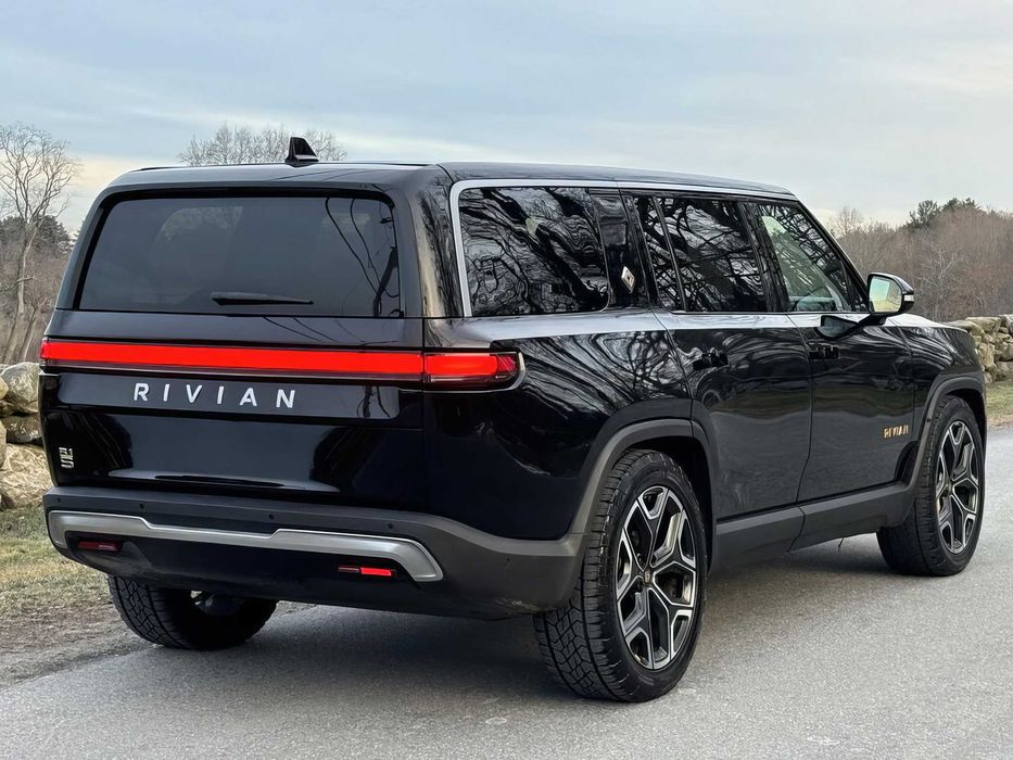 Rivian R1S      2022