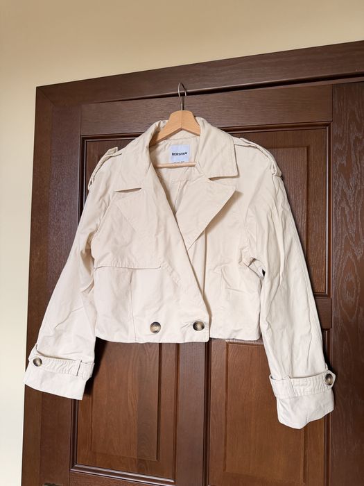 Вкорочений тренч bershka