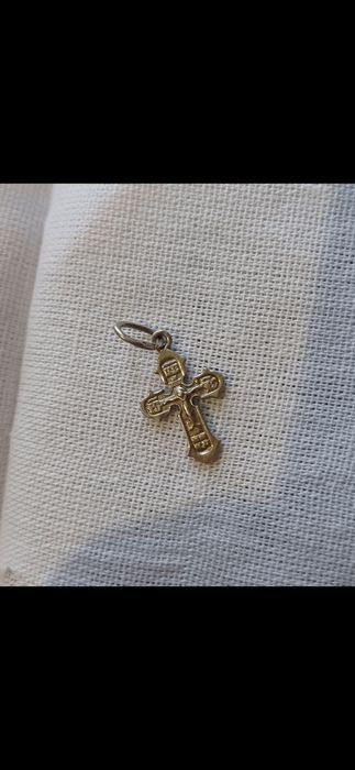 Продам гарний срібний хрестик маленький 1.5 см у довжину.